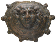 Antike Objekte
 vermutlich spätrömische runde Applikation aus Bronze (?) mit zehn Randzapfen und Gesichtsrelief en face (Medusa?), verbogen, korrodie...