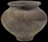 Antike Objekte
 Krug aus schwarzbraunem Ton, an mehreren Stellen restauriert, Höhe ca. 9 cm, Durchmesser max. ca. 11,5 cm