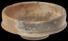 Antike Objekte
 kleine Schale aus weißem Ton mit rötlichem Überzug, feiner Haarriss, kleinere Schäden am Rand, Höhe ca. 2,5 cm, Durchmesser max. ca. ...