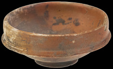 Antike Objekte
 kleine Schale aus weißem Ton mit rötlichem Überzug, feine Haarrisse, Fehlstelle am Rand, Höhe ca. 3 cm, Durchmesser max. ca. 7 cm