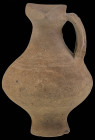 Antike Objekte
 kleiner einhenkliger Krug aus hellbraunem Ton mit Ausguss, kleine Fehlstellen am Henkel, Höhe ca. 11,5 cm, Durchmesser max. ca. 8 cm
