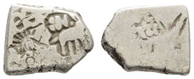 Indien - Maurya Dynastie
Kunala, ca. 232-224 v.u.Z. AR Karsapana ca. 232-224 v.u.Z. Mathura Av.: 5 Stempel, u.a. Sonne und 3 Ovale mit Strich, Rv.: P...