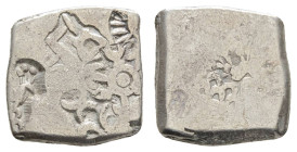 Indien - Maurya Dynastie
Kunala, ca. 232-224 v.u.Z. AR Karsapana ca. 232-224 v.u.Z. Pataliputra Av.: 5 Stempel, u.a. Sonne und Pfauenstempel, Rv.: Pf...