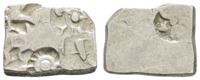 Indien - Maurya Dynastie
Samprati, ca. 224-215 v.u.Z. AR Karsapana ca. 224-215 v.u.Z. Pataliputra Av.: 5 Stempel, u.a. Sonne, Rv.: ein Stempel, mit a...