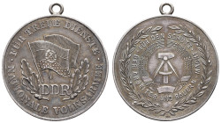 Deutschland Deutschland nach 1945
DDR ohne Jahr (ab 1890) Medaille für treue Dienste in der Nationalen Volksarmee ohne Band, Feinheit 900 im Revers u...