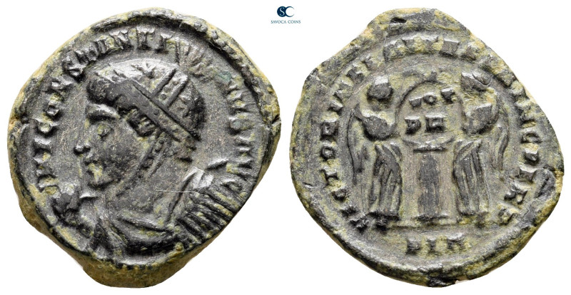 Constantine I the Great AD 306-337. Londinium
Follis Æ

19 mm, 2,93 g



...