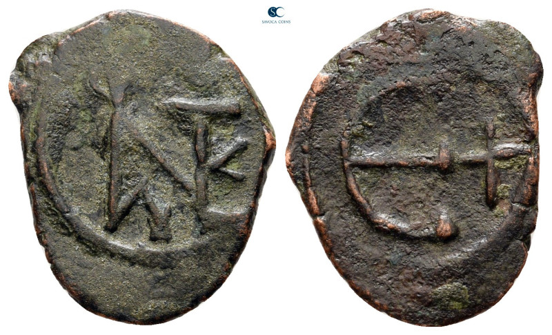 Justin II AD 565-578. Constantinople
Pentanummium Æ

18 mm, 1,53 g



ver...