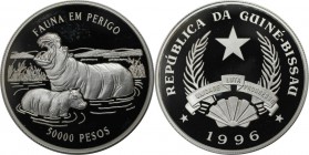 Weltmünzen und Medaillen, Guinea-Bissau. Flusspferde. 5000 Pesos 1996, Silber. 0.93 OZ. KM 36. Polierte Platte