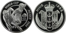 Weltmünzen und Medaillen, Niue. Fussball-WM Mexiko, Foulspiel. 50 Dollars 1988, Silber. 0.84 OZ. KM 43. Polierte Platte