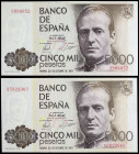 1979. 5000 pesetas. (Ed. E4 y E4a) (Ed. 478 y 478a). 23 de octubre, Juan Carlos I. 2 billetes, sin serie y serie A. Esquinas rozadas. S/C-.