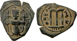 ARAB-BYZANTINE: Standing Emperor, ca. 680s-700s, AE fals (5.13g), "pseudo-Damascus", ND, A-3522.1, standing emperor, holding long cross & globus cruci...
