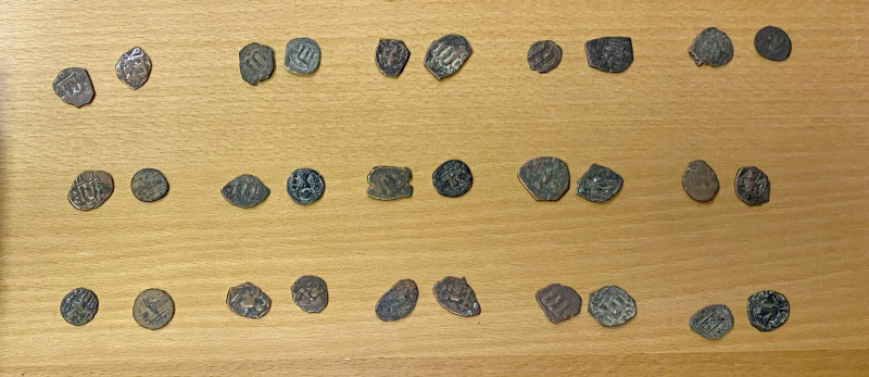ARAB-BYZANTINE: LOT of 30 copper fulus, including 22 pieces of the common Pseudo...