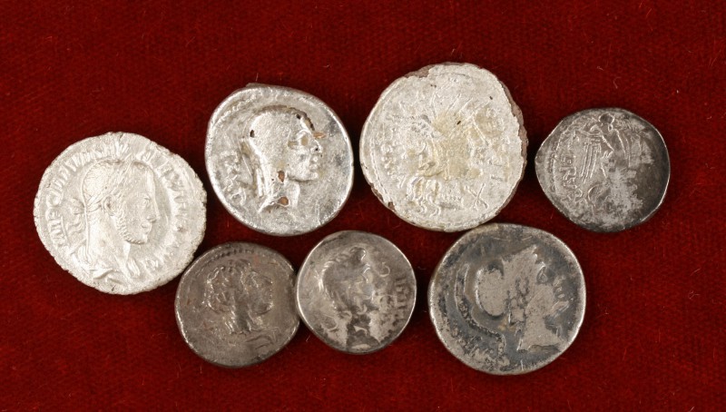 Lote de 3 quinarios y 4 denarios, dos de ellos forrados. Total 7 monedas. BC/MBC...