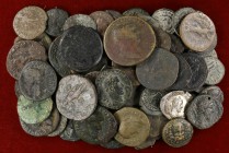 Lote de 72 bronces romanos de módulos variados, incluye 2 denarios (uno roto) y 2 bronces griegos. 76 piezas en total. A examinar. MC/MBC+.