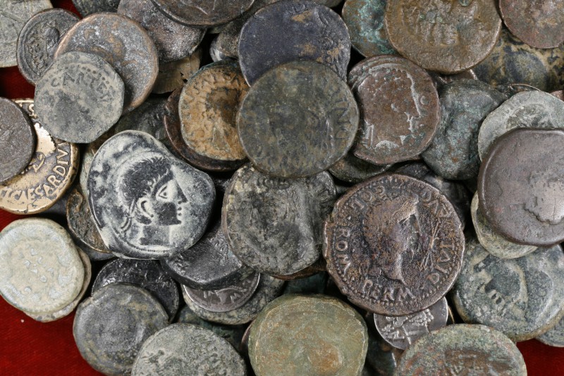 Lote de 124 monedas ibéricas, la gran mayoría de bronce. Tipos muy variados. A e...