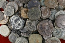 Lote de 124 monedas ibéricas, la gran mayoría de bronce. Tipos muy variados. A examinar. RC/MBC.