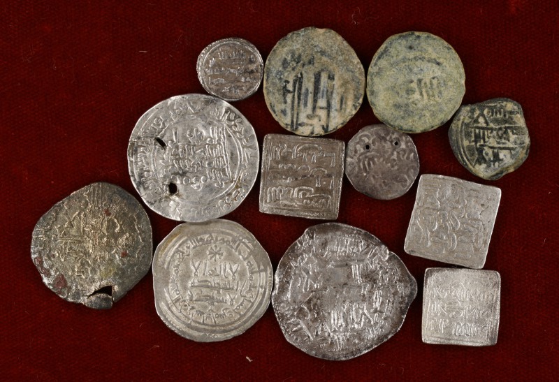 Lote formado por 3 monedas hispanoárabes de cobre y 9 de plata. 12 piezas en tot...