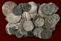Lote formado por 18 feluses y 50 monedas de plata (entre quirates, dirhems de diversas épocas y alguna fracción de dirhem). Algunas fatiníes, casi tod...