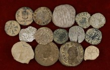 Lote de 11 monedas catalanas de varias épocas, más 1 dinero valenciano de Jaume I, 1 moneda francesa y 2 precintos de plomo catalanes. Total 15 piezas...