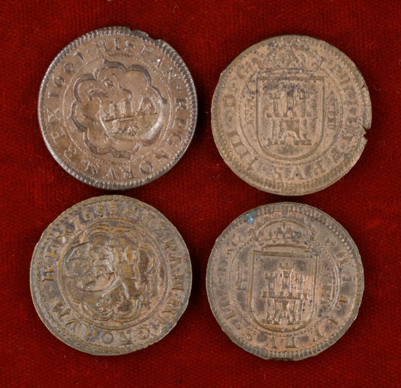 1600-1621. Felipe III y IV. Segovia. 8 maravedís. Lote de 4 monedas, dos con res...