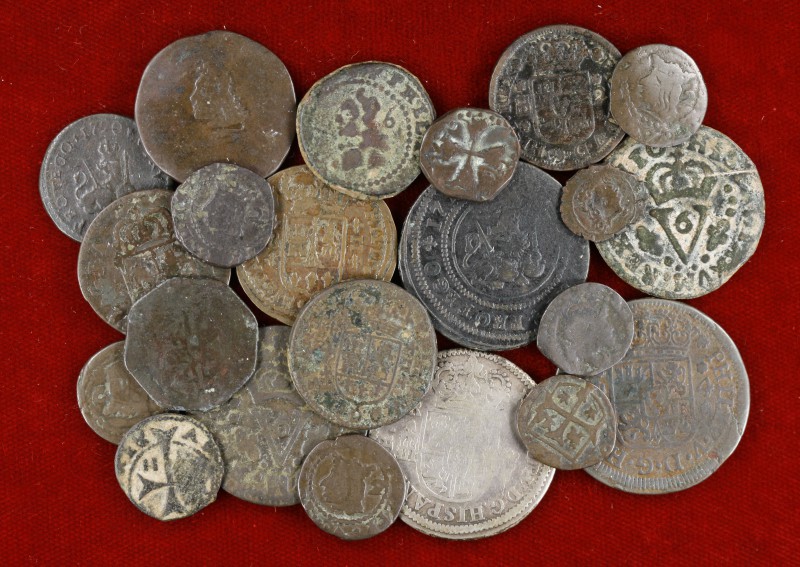 Felipe V. Lote de 22 monedas, una en plata (2 reales), casi todas diferentes. A ...