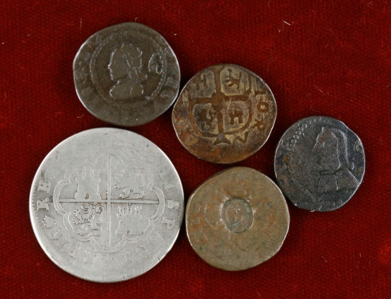 Luis I. Lote de 5 monedas, una en plata (2 reales), todas diferentes. Incluye fa...