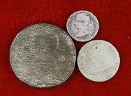 José Napoleón. Lote de 3 monedas: Madrid 1 real 1812, 2 reales 18(...) y Segovia 8 maravedís 1811. A examinar. MC/BC+.