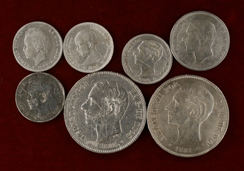 Alfonso XII y XIII. 1 (cuatro), 2 y 5 pesetas (dos). Lote de 7 monedas. A examin...