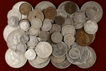 1888 a 1927. Alfonso XIII. Lote de 50 monedas: 1 (tres), 2 (cinco), 25 (dos), 50 céntimos (diez), 1 (once), 2 (tres), 5 pesetas (catorce), 1 peso (dos...