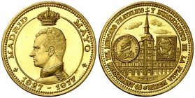 1977. Madrid. 24,89 g. Oro. 50º Aniversario del Mercado Filatélico y Numismático de la Plaza Mayor (1927-1977). En estuche original y certificado nº 2...