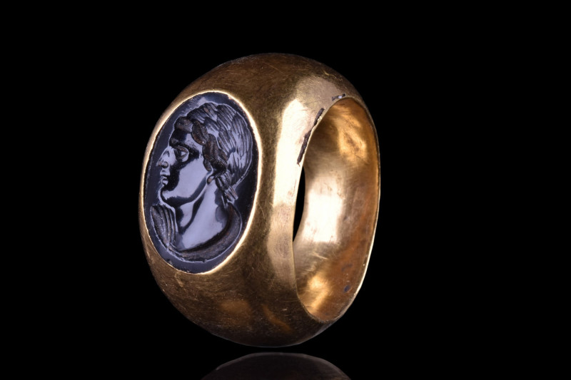 LARGE HELLENISTIC GOLD RING WITH ONYX INTAGLIO PORTRAIT
Ca. 300 BC. 
A beautif...