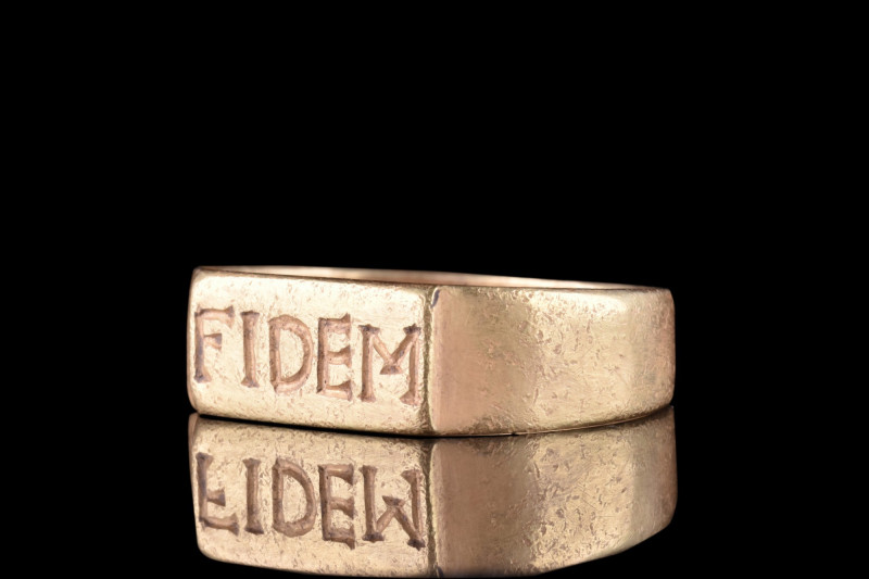 ROMAN GOLD LEGIONARY RING WITH "FIDEM" INSCRIPTION
Ca. 300 AD. 
A gold finger ...