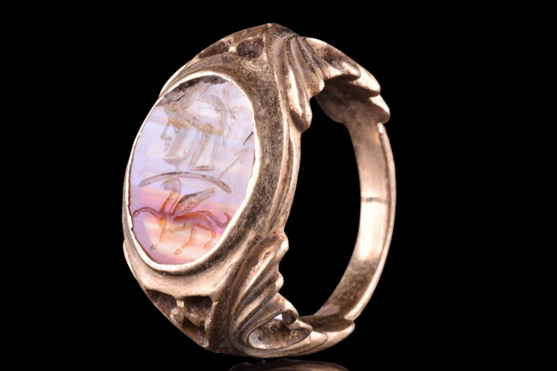 HEAVY ROMAN GOLD RING WITH BANDED AGATE INTAGLIO
Ca. 100-300 AD. 
An amazing g...