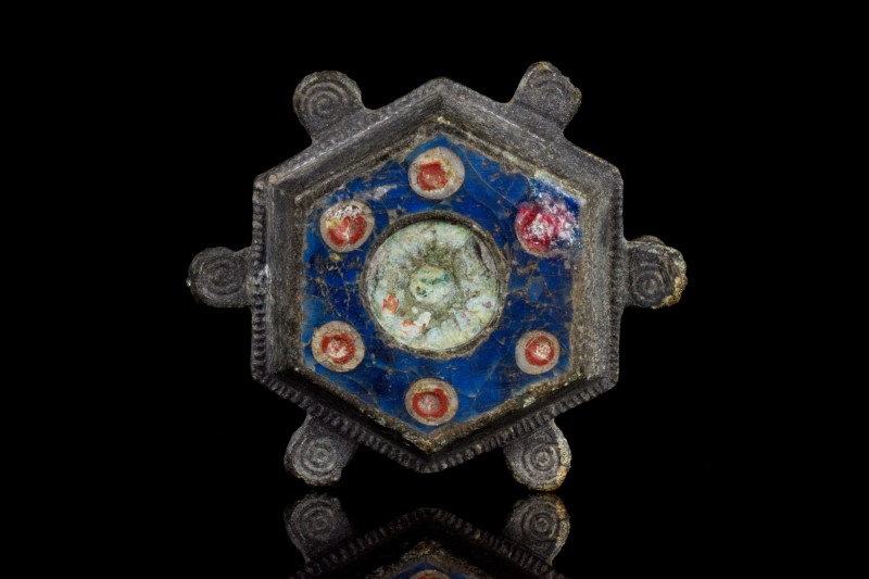 ROMAN MILLEFIORI DISC BROOCH
Ca. 300 AD. 
A beautiful esagonal broach featurin...