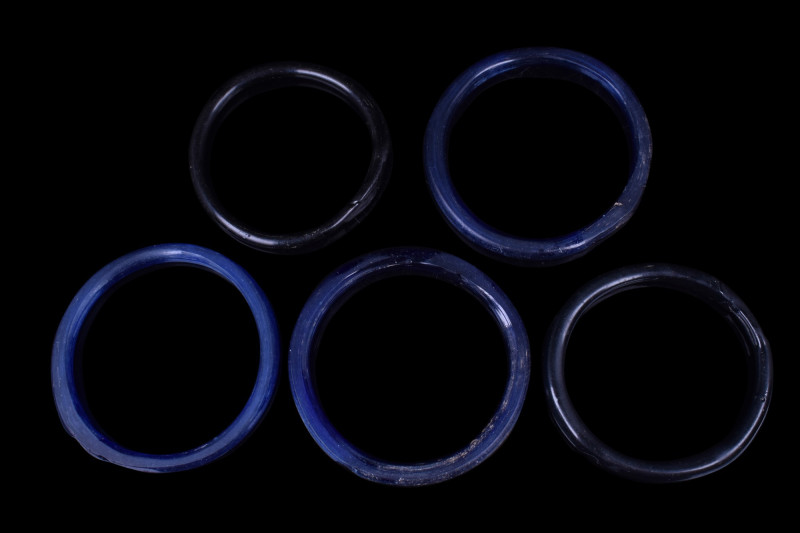 ANCIENT ROMAN GROUP OF FIVE GLASS BANGLES
Late Roman, Ca. 300-500 AD. 
A group...