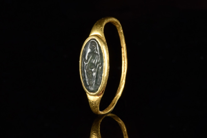 ROMAN GOLD RING WITH VENUS STONE INTAGLIO
Ca. 100-300 AD. 
A beautiful gold fi...