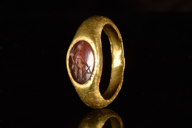 ROMAN GOLD RING AND CARNELIAN INTAGLIO DEPICTING FORTUNA REDUX
Ca. 100-300 AD. ...