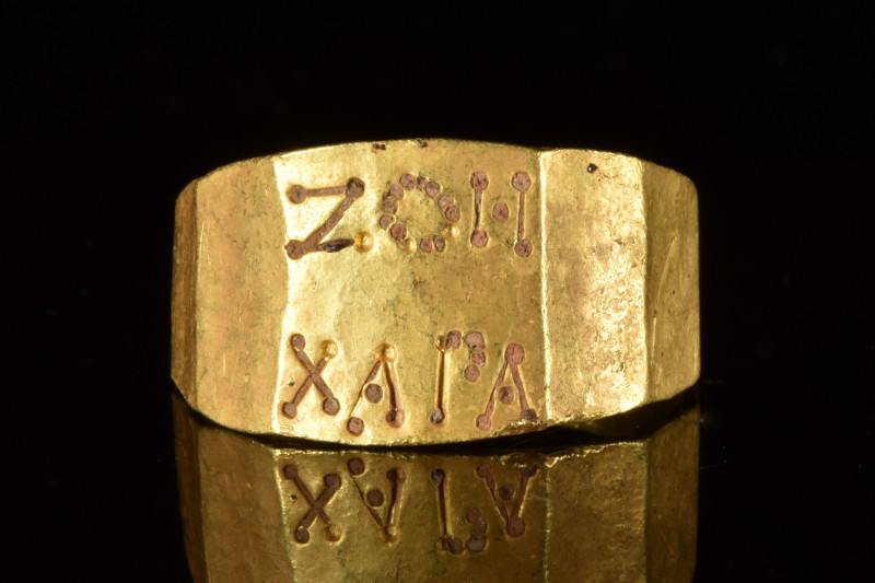 EARLY BYZANTINE GOLD 'ZOH HAPA' INSCRIBED RING
Ca. 400-500 AD. 
A gold finger ...