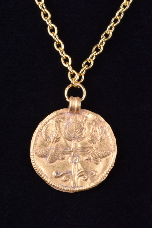 BYZANTINE GOLD PENDANT WITH TWO DOVES
Ca. 600-800 AD. 
A wearable, religious g...