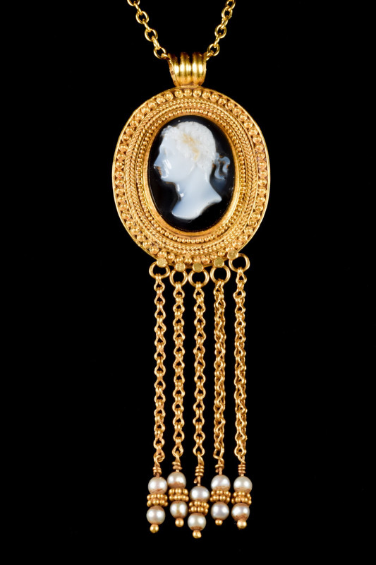 NEOCLASSICAL GOLD PENDANT WITH SARDONYX CAMEO AND PEARLS
Ca. 1800 AD. 
A gold ...