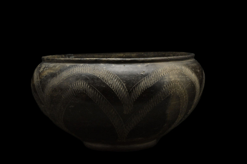 ANATOLIAN BLACK GLAZED POTTERY BOWL
Ca. 3rd Millennium BC. 
A finelly modelled...