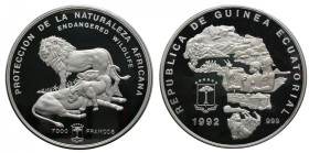 Äquatorial-Guinea.
Republik.
7000 Francos 1992. Endangered Wildlife. Lions. 75 mm; 500 g fine silver. KM&nbsp;76. In original wooden box with certif...