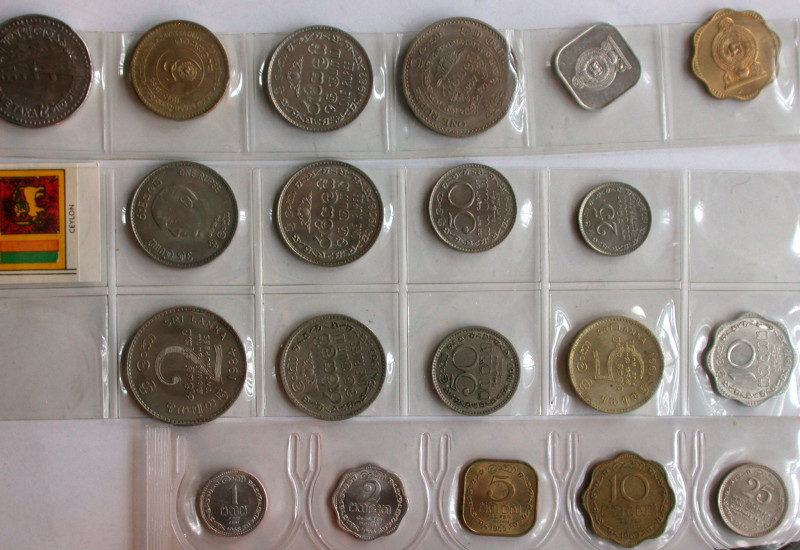 Ceylon. 
Unabhängig. 
LOT von 20 Kleinmünzen. Inkl. 1 Rupie 2500 Jahren Buddhi...