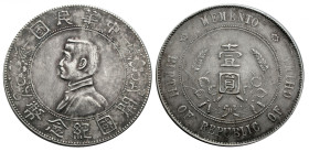 China. 
Republik,. 
Dollar (1927). Büste des Präsidenten Sun Yat Sen n. l. Rv. Wert zwischen Reisähren und Bohnenranken. 39 mm; 26,83 g. Kann&nbsp;6...