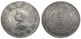 China. 
Republik,. 
Dollar (1927). Büste des Präsidenten Sun Yat Sen n. l. Rv. Wert zwischen Reisähren und Bohnenranken. 39 mm; 26,5 g. Kann&nbsp;60...