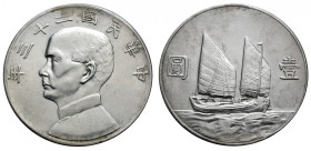 China. 
Republik,. 
Dollar 1933. Büste des Präsidenten Sun Yat Sen n. l. Rv. Segelboot zwischen Schriftzeichen. 39 mm; 26,6 g. Kann&nbsp;623. . 

...