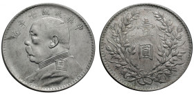 China. 
Republik,. 
Dollar Jahr 10 (1921). Büste des Präsidenten Yuan Shih Kai n. l. Rv. Wert zwischen Zweigen. 39 mm; 26,7 g. Kann&nbsp;668. . 

...