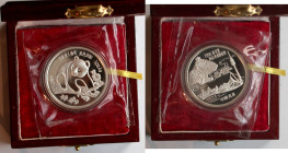 China.
Volksrepublik.
Panda 1 ounce 1994 Munich International Coin Show. The Great Wall and the Munich Olympic Stadium. In original box. No certific...