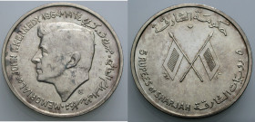 Vereinigte Arabische Emirate (UAE). 
Sharjah 1900-1971. AR 50 Rupees 1964. JOHN F. KENNEDY. Kopf n.l. Rv. Zwei Fahnen. 24,97 g. KM&nbsp;#&nbsp;1. Ein...