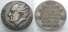 Thematische Medaillen. 
Personen. 
HAUPTMANN, Gerhard, dt. Schriftsteller, * 1862, + 1946. Medaille (von Holl). Kopf l. Rv. DAS DASEIN SELBER IST ZU...